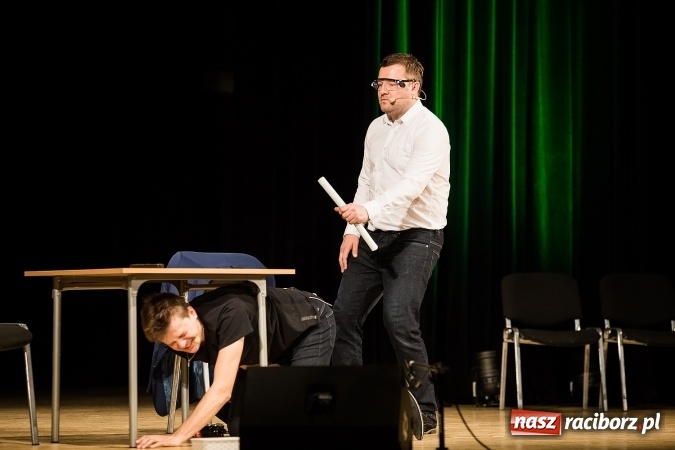 Zdjęcie w galerii na portalu naszraciborz.pl: To Ci tłumaczę! - kabaret Smile w Raciborskim Centrum Kultury wiadomości z regionu