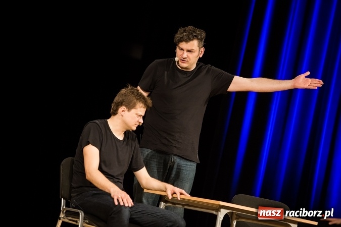 Zdjęcie w galerii na portalu naszraciborz.pl: To Ci tłumaczę! - kabaret Smile w Raciborskim Centrum Kultury wiadomości z regionu