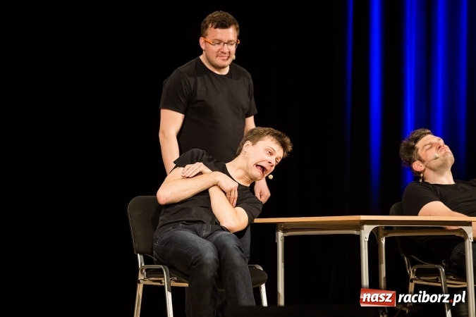 Zdjęcie w galerii na portalu naszraciborz.pl: To Ci tłumaczę! - kabaret Smile w Raciborskim Centrum Kultury wiadomości z regionu