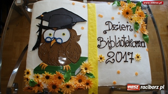 Zdjęcie w galerii na portalu naszraciborz.pl: Dzień Bibliotekarza i Bibliotek. W Raciborzu był tort i pożegnanie  wiadomości z regionu