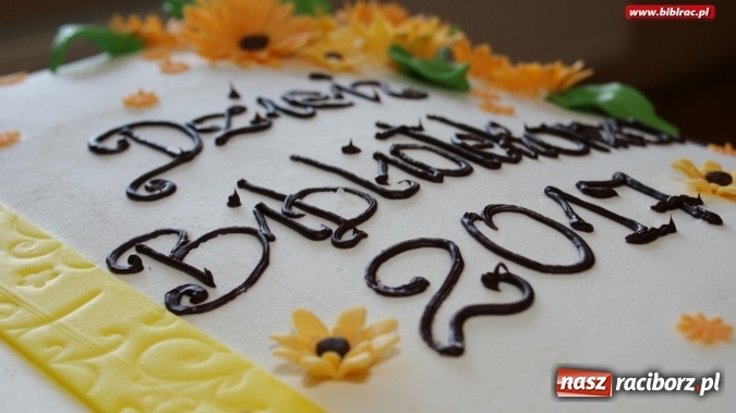 Zdjęcie w galerii na portalu naszraciborz.pl: Dzień Bibliotekarza i Bibliotek. W Raciborzu był tort i pożegnanie  wiadomości z regionu