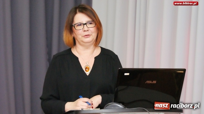 Zdjęcie w galerii na portalu naszraciborz.pl: Dzień Bibliotekarza i Bibliotek. W Raciborzu był tort i pożegnanie  wiadomości z regionu