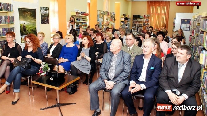 Zdjęcie w galerii na portalu naszraciborz.pl: Dzień Bibliotekarza i Bibliotek. W Raciborzu był tort i pożegnanie  wiadomości z regionu