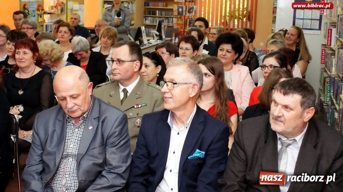 Zdjęcie w galerii na portalu naszraciborz.pl: Dzień Bibliotekarza i Bibliotek. W Raciborzu był tort i pożegnanie  wiadomości z regionu