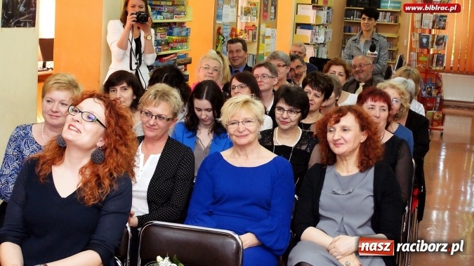 Zdjęcie w galerii na portalu naszraciborz.pl: Dzień Bibliotekarza i Bibliotek. W Raciborzu był tort i pożegnanie  wiadomości z regionu