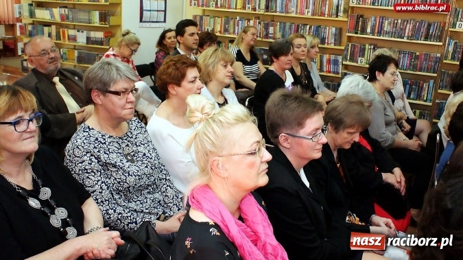 Zdjęcie w galerii na portalu naszraciborz.pl: Dzień Bibliotekarza i Bibliotek. W Raciborzu był tort i pożegnanie  wiadomości z regionu