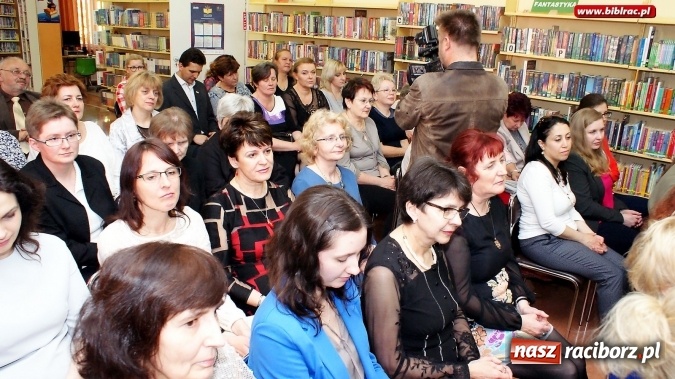 Zdjęcie w galerii na portalu naszraciborz.pl: Dzień Bibliotekarza i Bibliotek. W Raciborzu był tort i pożegnanie  wiadomości z regionu