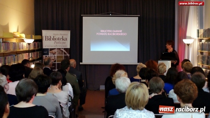 Zdjęcie w galerii na portalu naszraciborz.pl: Dzień Bibliotekarza i Bibliotek. W Raciborzu był tort i pożegnanie  wiadomości z regionu