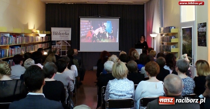 Zdjęcie w galerii na portalu naszraciborz.pl: Dzień Bibliotekarza i Bibliotek. W Raciborzu był tort i pożegnanie  wiadomości z regionu