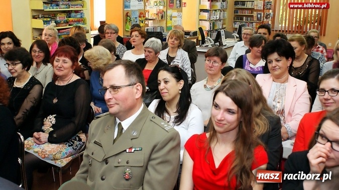 Zdjęcie w galerii na portalu naszraciborz.pl: Dzień Bibliotekarza i Bibliotek. W Raciborzu był tort i pożegnanie  wiadomości z regionu