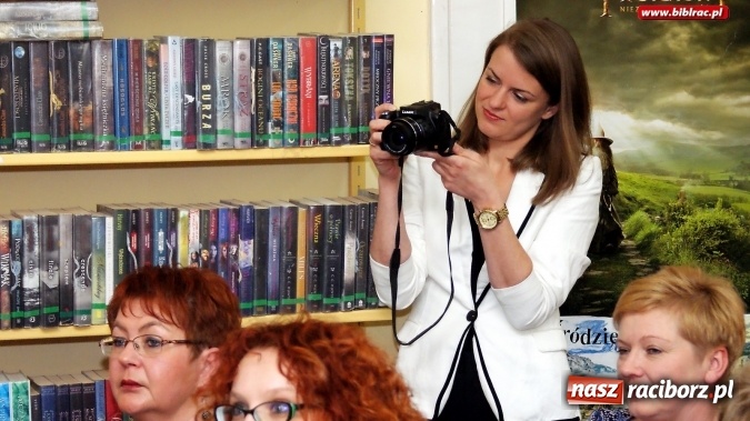 Zdjęcie w galerii na portalu naszraciborz.pl: Dzień Bibliotekarza i Bibliotek. W Raciborzu był tort i pożegnanie  wiadomości z regionu