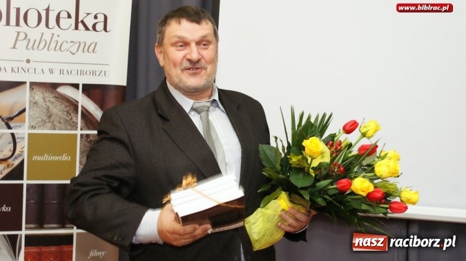 Zdjęcie w galerii na portalu naszraciborz.pl: Dzień Bibliotekarza i Bibliotek. W Raciborzu był tort i pożegnanie  wiadomości z regionu