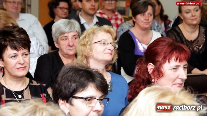 Zdjęcie w galerii na portalu naszraciborz.pl: Dzień Bibliotekarza i Bibliotek. W Raciborzu był tort i pożegnanie  wiadomości z regionu