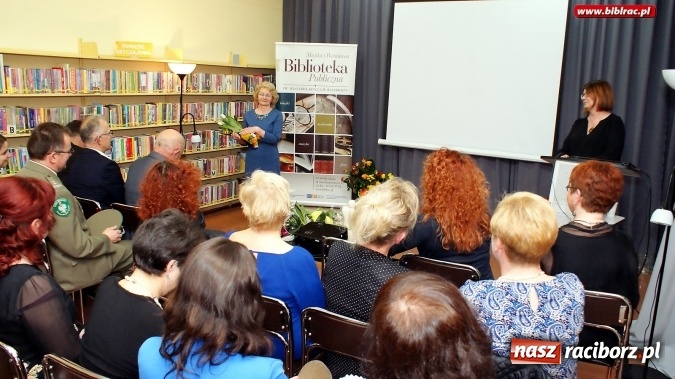 Zdjęcie w galerii na portalu naszraciborz.pl: Dzień Bibliotekarza i Bibliotek. W Raciborzu był tort i pożegnanie  wiadomości z regionu