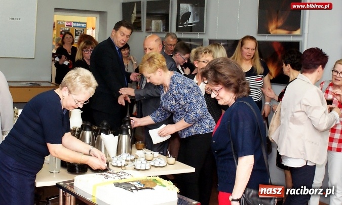 Zdjęcie w galerii na portalu naszraciborz.pl: Dzień Bibliotekarza i Bibliotek. W Raciborzu był tort i pożegnanie  wiadomości z regionu