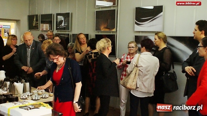 Zdjęcie w galerii na portalu naszraciborz.pl: Dzień Bibliotekarza i Bibliotek. W Raciborzu był tort i pożegnanie  wiadomości z regionu