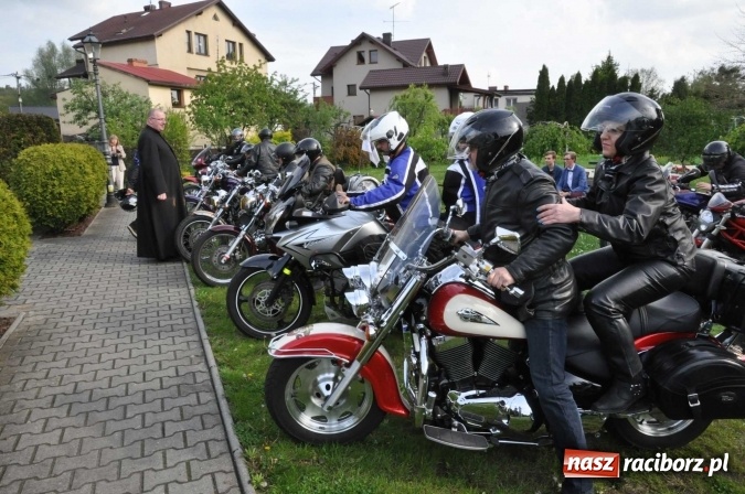 Zdjęcie w galerii na portalu naszraciborz.pl: Matka Boska Fatimska zawitała dziś do Obory. Figurkę przywieźli w darze motocykliści wiadomości z regionu