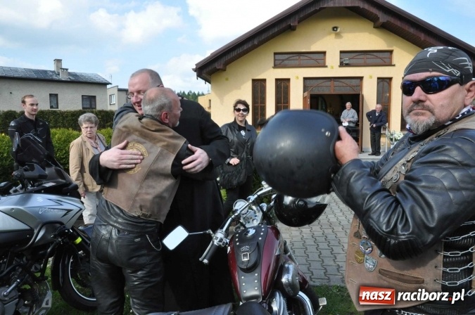 Zdjęcie w galerii na portalu naszraciborz.pl: Matka Boska Fatimska zawitała dziś do Obory. Figurkę przywieźli w darze motocykliści wiadomości z regionu