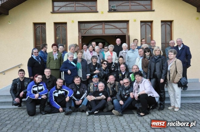 Zdjęcie w galerii na portalu naszraciborz.pl: Matka Boska Fatimska zawitała dziś do Obory. Figurkę przywieźli w darze motocykliści wiadomości z regionu