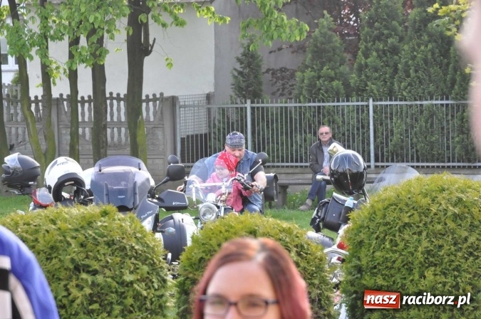 Zdjęcie w galerii na portalu naszraciborz.pl: Matka Boska Fatimska zawitała dziś do Obory. Figurkę przywieźli w darze motocykliści wiadomości z regionu