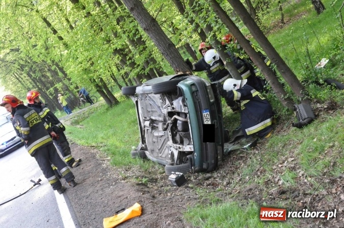Zdjęcie w galerii na portalu naszraciborz.pl: Opel astra z Rybnika rozbił się na drzewie na trasie Kuźnia Raciborska - Rudy wiadomości z regionu