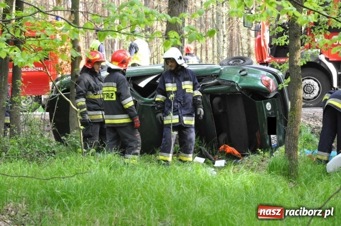 Zdjęcie w galerii na portalu naszraciborz.pl: Opel astra z Rybnika rozbił się na drzewie na trasie Kuźnia Raciborska - Rudy wiadomości z regionu