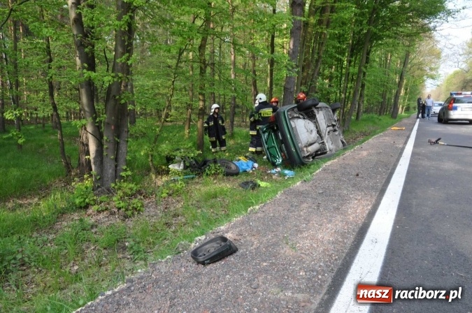 Zdjęcie w galerii na portalu naszraciborz.pl: Opel astra z Rybnika rozbił się na drzewie na trasie Kuźnia Raciborska - Rudy wiadomości z regionu