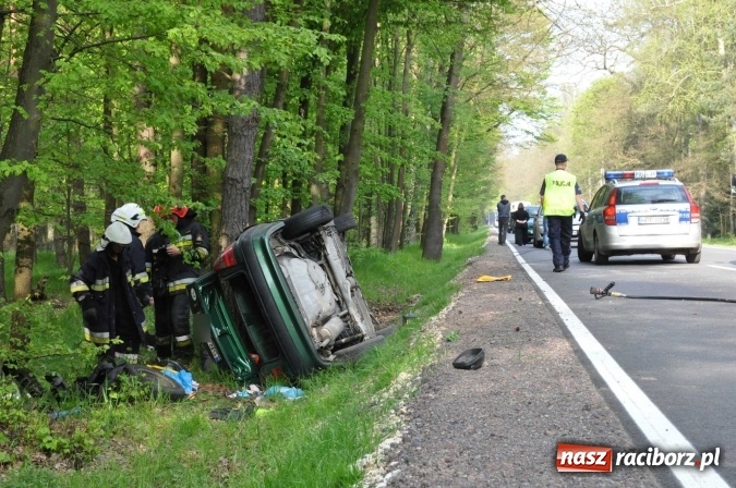 Zdjęcie w galerii na portalu naszraciborz.pl: Opel astra z Rybnika rozbił się na drzewie na trasie Kuźnia Raciborska - Rudy wiadomości z regionu