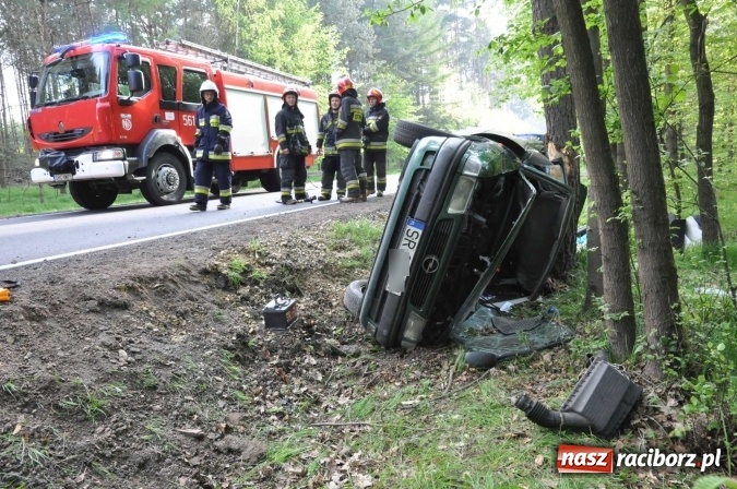 Zdjęcie w galerii na portalu naszraciborz.pl: Opel astra z Rybnika rozbił się na drzewie na trasie Kuźnia Raciborska - Rudy wiadomości z regionu
