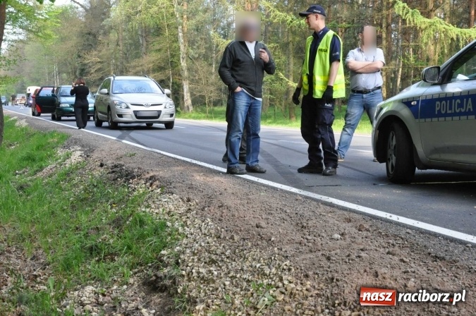 Zdjęcie w galerii na portalu naszraciborz.pl: Opel astra z Rybnika rozbił się na drzewie na trasie Kuźnia Raciborska - Rudy wiadomości z regionu