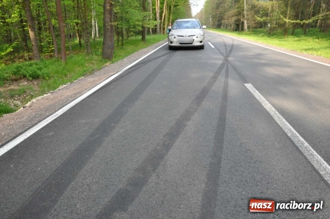 Zdjęcie w galerii na portalu naszraciborz.pl: Opel astra z Rybnika rozbił się na drzewie na trasie Kuźnia Raciborska - Rudy wiadomości z regionu