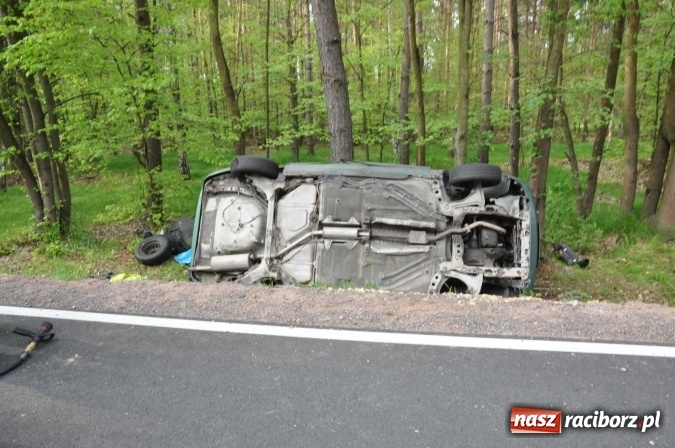 Zdjęcie w galerii na portalu naszraciborz.pl: Opel astra z Rybnika rozbił się na drzewie na trasie Kuźnia Raciborska - Rudy wiadomości z regionu