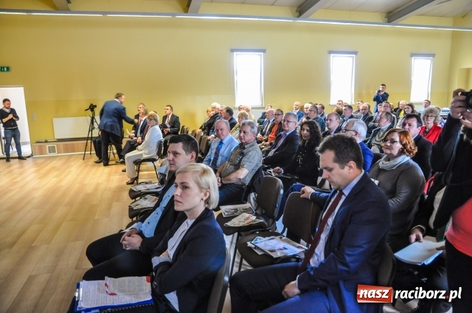 Zdjęcie w galerii na portalu naszraciborz.pl: Alternatywa dla niskiej emisji, czyli o walce ze smogiem na konferencji w Pietrowicach Wlk. wiadomości z regionu