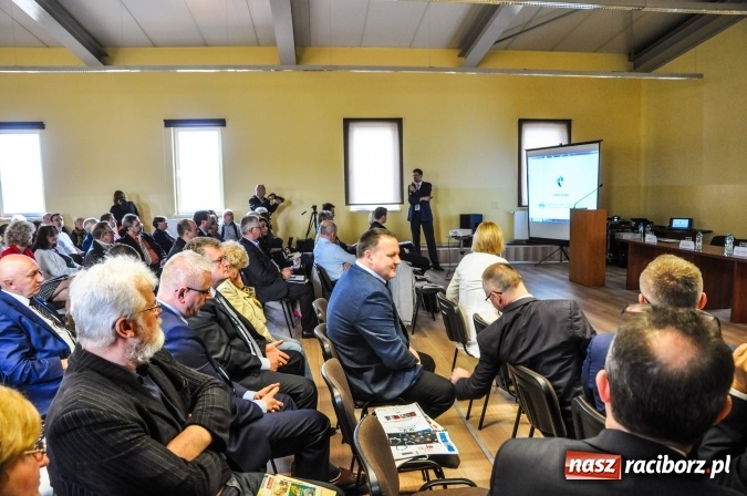Zdjęcie w galerii na portalu naszraciborz.pl: Alternatywa dla niskiej emisji, czyli o walce ze smogiem na konferencji w Pietrowicach Wlk. wiadomości z regionu