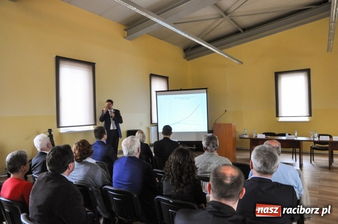 Zdjęcie w galerii na portalu naszraciborz.pl: Alternatywa dla niskiej emisji, czyli o walce ze smogiem na konferencji w Pietrowicach Wlk. wiadomości z regionu