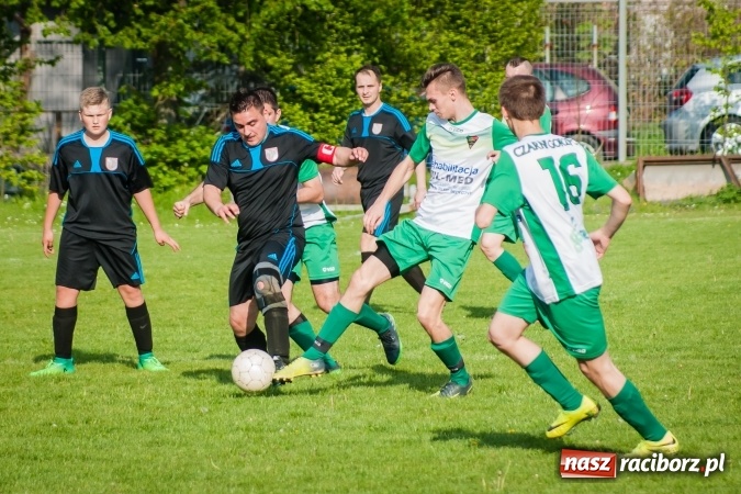 Zdjęcie w galerii na portalu naszraciborz.pl: Spotkanie bez historii przy Tuwima. Czarni Gorzyce rozbili Ocice wiadomości z regionu