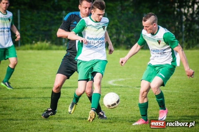 Zdjęcie w galerii na portalu naszraciborz.pl: Spotkanie bez historii przy Tuwima. Czarni Gorzyce rozbili Ocice wiadomości z regionu