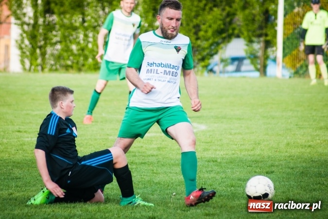 Zdjęcie w galerii na portalu naszraciborz.pl: Spotkanie bez historii przy Tuwima. Czarni Gorzyce rozbili Ocice wiadomości z regionu