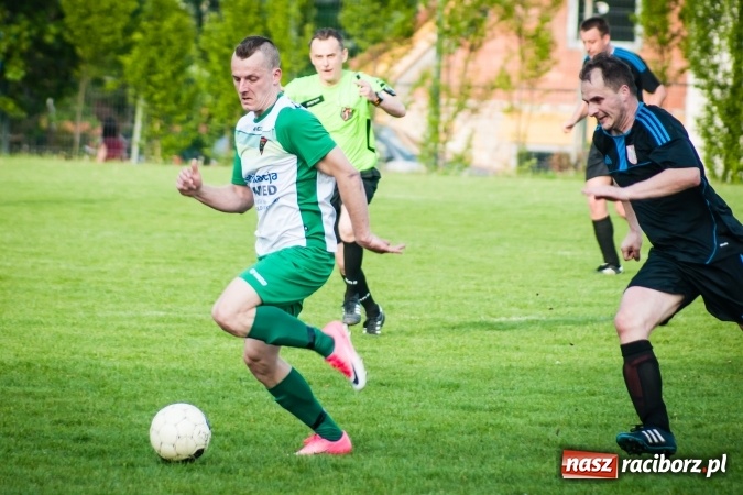 Zdjęcie w galerii na portalu naszraciborz.pl: Spotkanie bez historii przy Tuwima. Czarni Gorzyce rozbili Ocice wiadomości z regionu