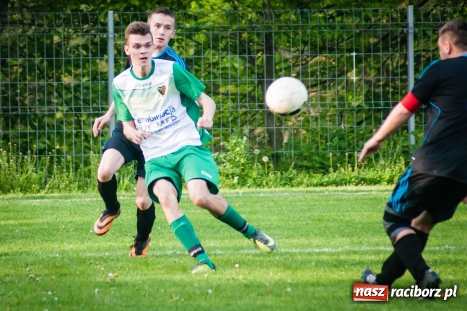 Zdjęcie w galerii na portalu naszraciborz.pl: Spotkanie bez historii przy Tuwima. Czarni Gorzyce rozbili Ocice wiadomości z regionu