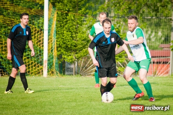 Zdjęcie w galerii na portalu naszraciborz.pl: Spotkanie bez historii przy Tuwima. Czarni Gorzyce rozbili Ocice wiadomości z regionu