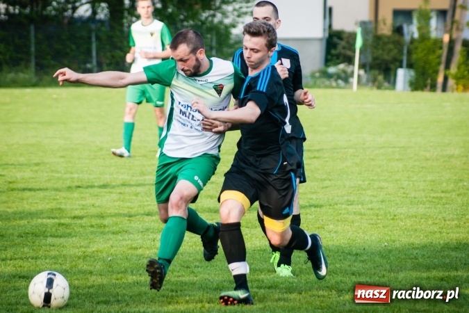 Zdjęcie w galerii na portalu naszraciborz.pl: Spotkanie bez historii przy Tuwima. Czarni Gorzyce rozbili Ocice wiadomości z regionu