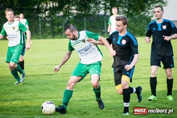 Zdjęcie w galerii na portalu naszraciborz.pl: Spotkanie bez historii przy Tuwima. Czarni Gorzyce rozbili Ocice wiadomości z regionu