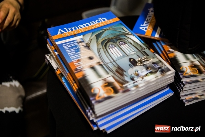 Zdjęcie w galerii na portalu naszraciborz.pl: 25. numer Almanachu Prowincjonalnego trafił do rąk czytelników wiadomości z regionu