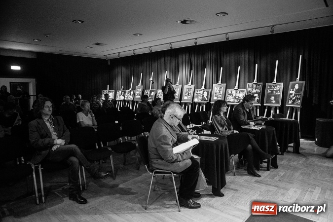 Zdjęcie w galerii na portalu naszraciborz.pl: 25. numer Almanachu Prowincjonalnego trafił do rąk czytelników wiadomości z regionu