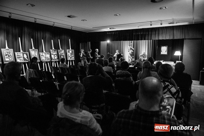 Zdjęcie w galerii na portalu naszraciborz.pl: 25. numer Almanachu Prowincjonalnego trafił do rąk czytelników wiadomości z regionu