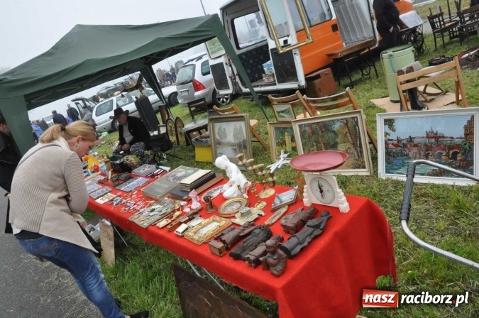 Zdjęcie w galerii na portalu naszraciborz.pl: Jarmark na granicy - dużo sprzedających, dużo kupujących wiadomości z regionu