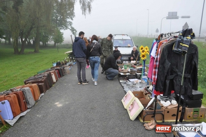Zdjęcie w galerii na portalu naszraciborz.pl: Jarmark na granicy - dużo sprzedających, dużo kupujących wiadomości z regionu