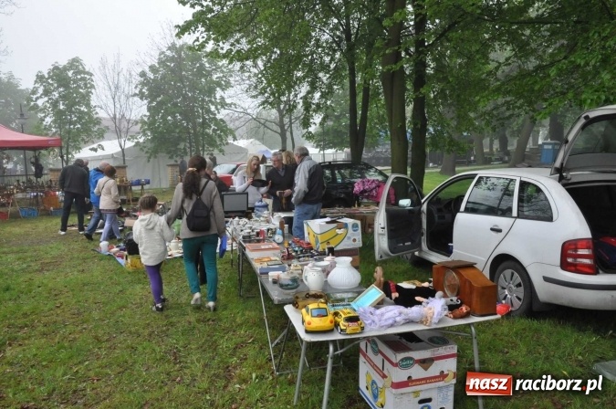 Zdjęcie w galerii na portalu naszraciborz.pl: Jarmark na granicy - dużo sprzedających, dużo kupujących wiadomości z regionu