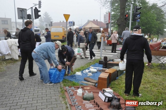 Zdjęcie w galerii na portalu naszraciborz.pl: Jarmark na granicy - dużo sprzedających, dużo kupujących wiadomości z regionu